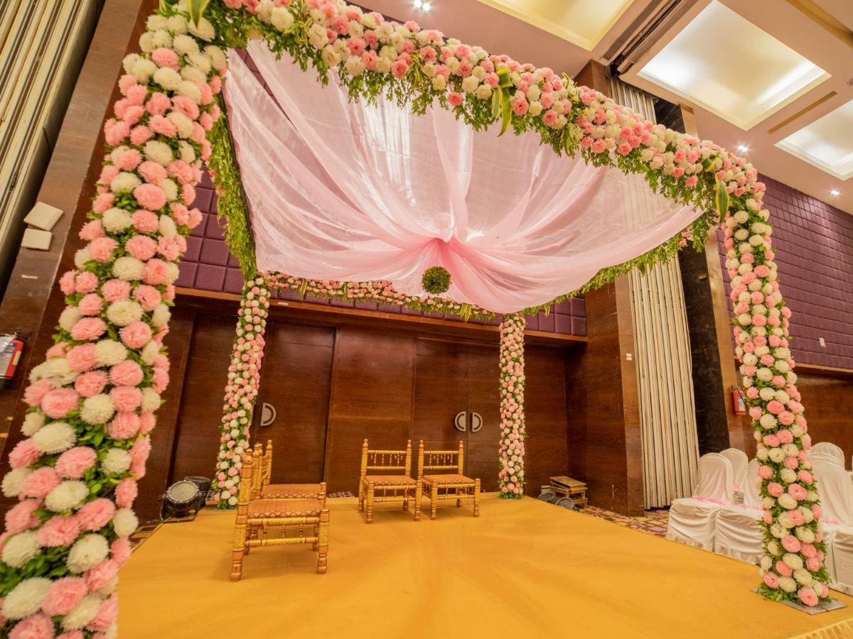 The Orchid Hotel Hinjewadi Pune Eksteriør billede A decorated mandap